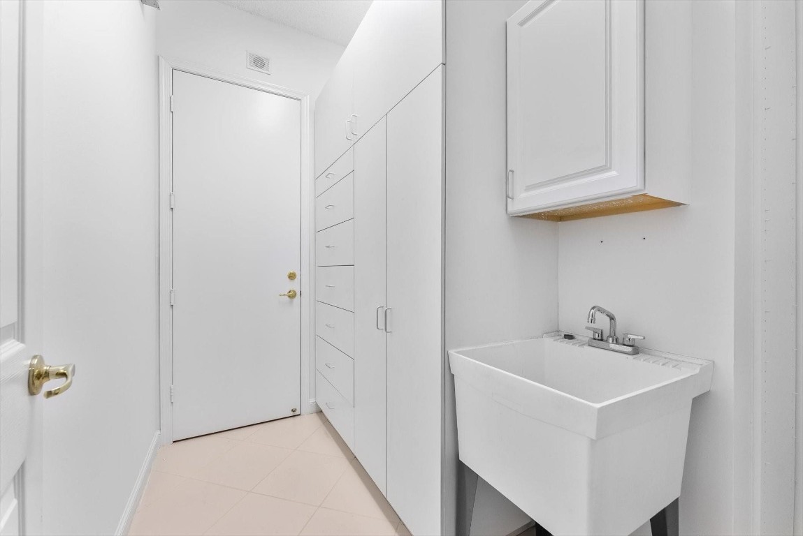 7010 Fairway Lakes Dr