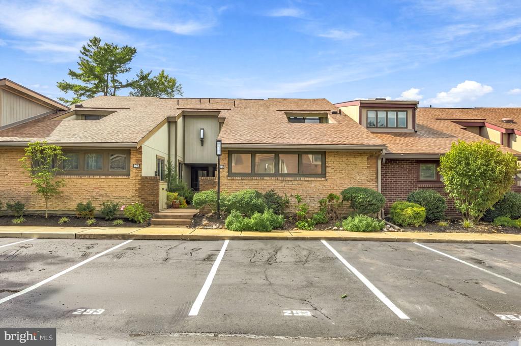 253 UXBRIDGE DRIVE