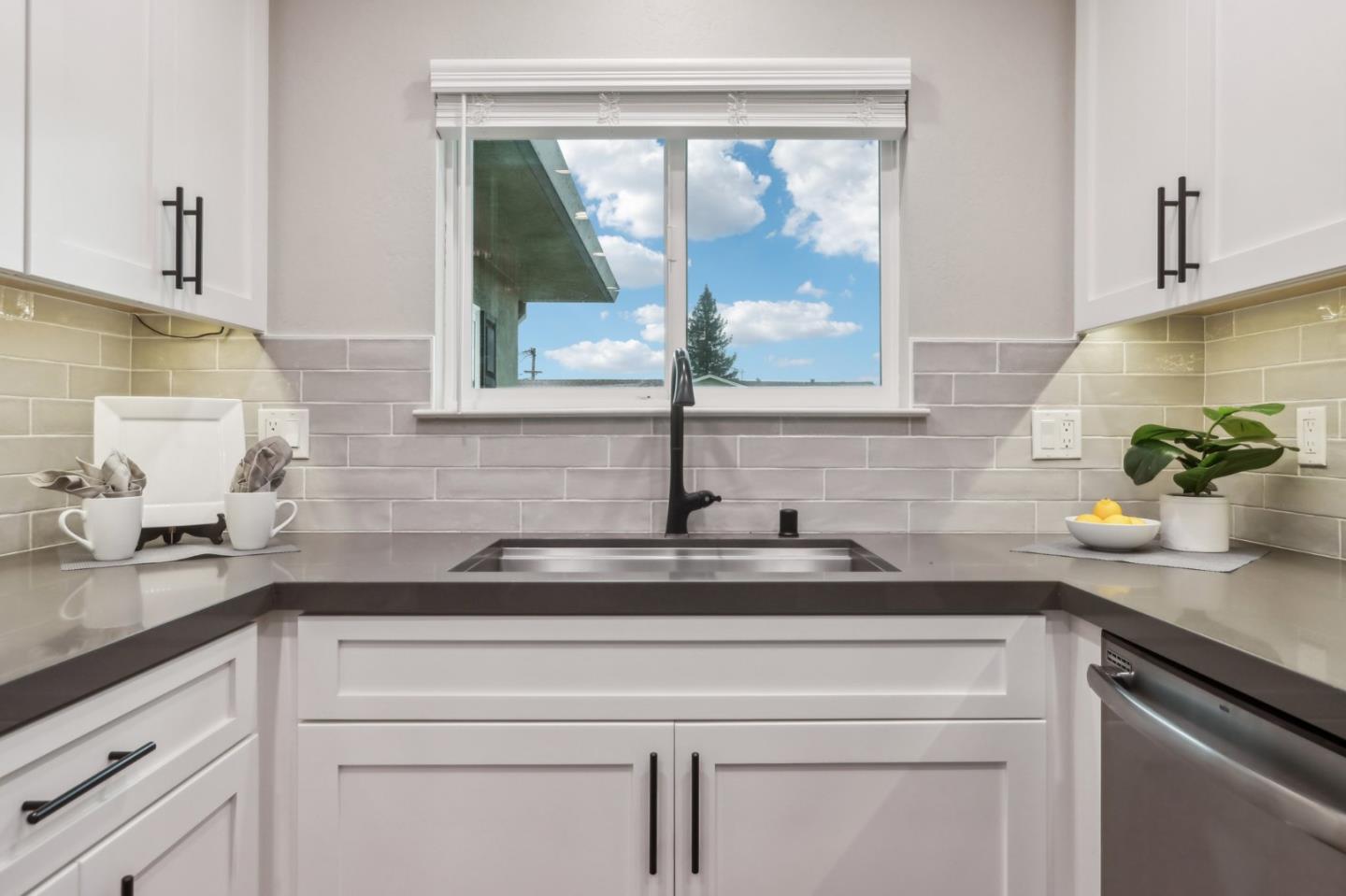 8411 Diane CT
