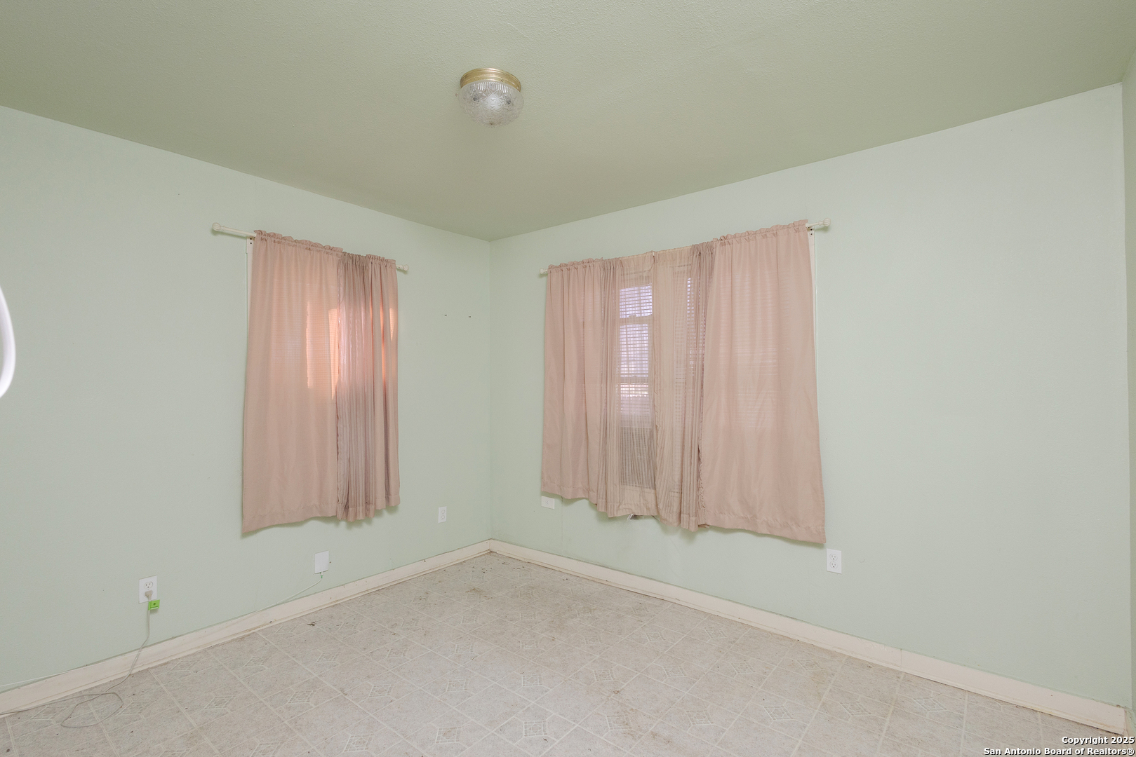 602 S San Ignacio