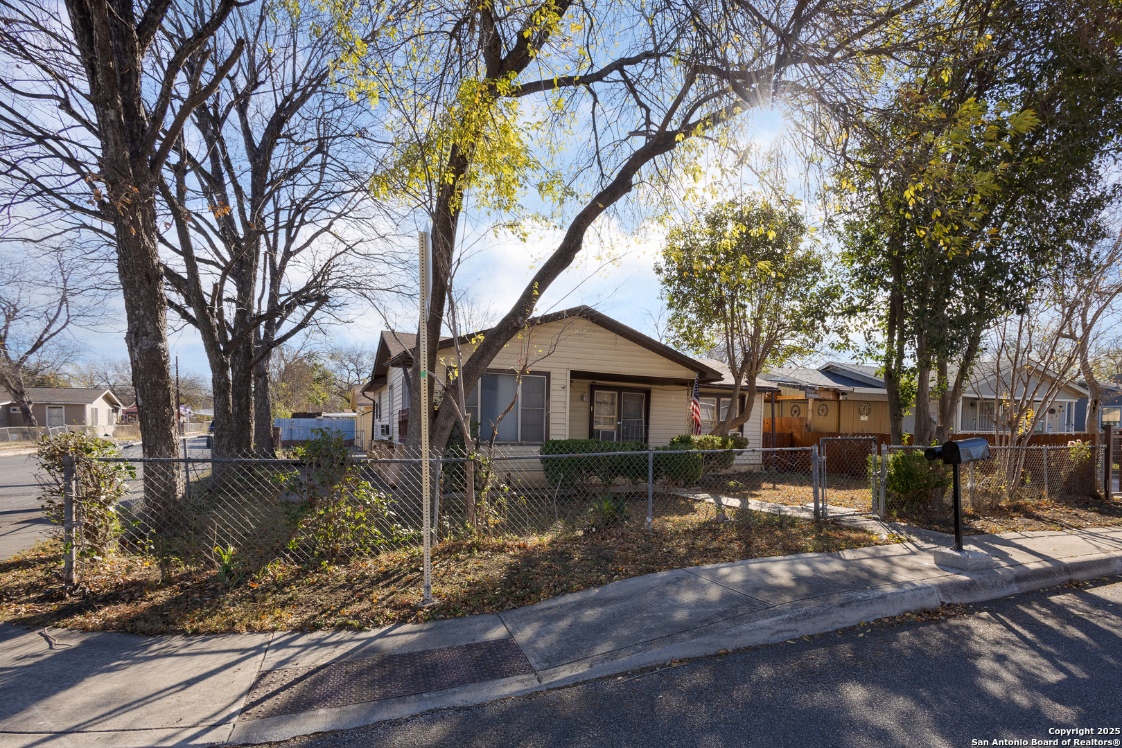 602 S San Ignacio