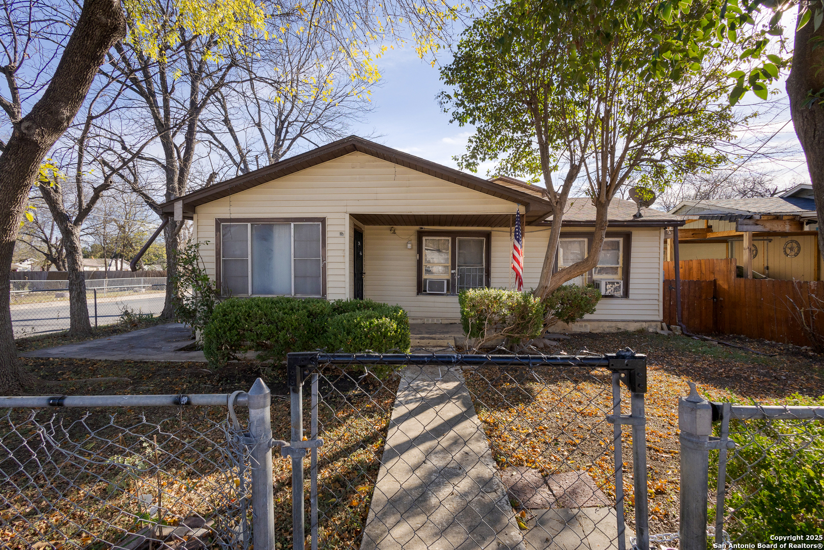 602 S San Ignacio