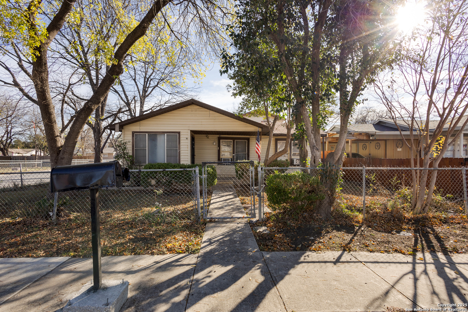 602 S San Ignacio