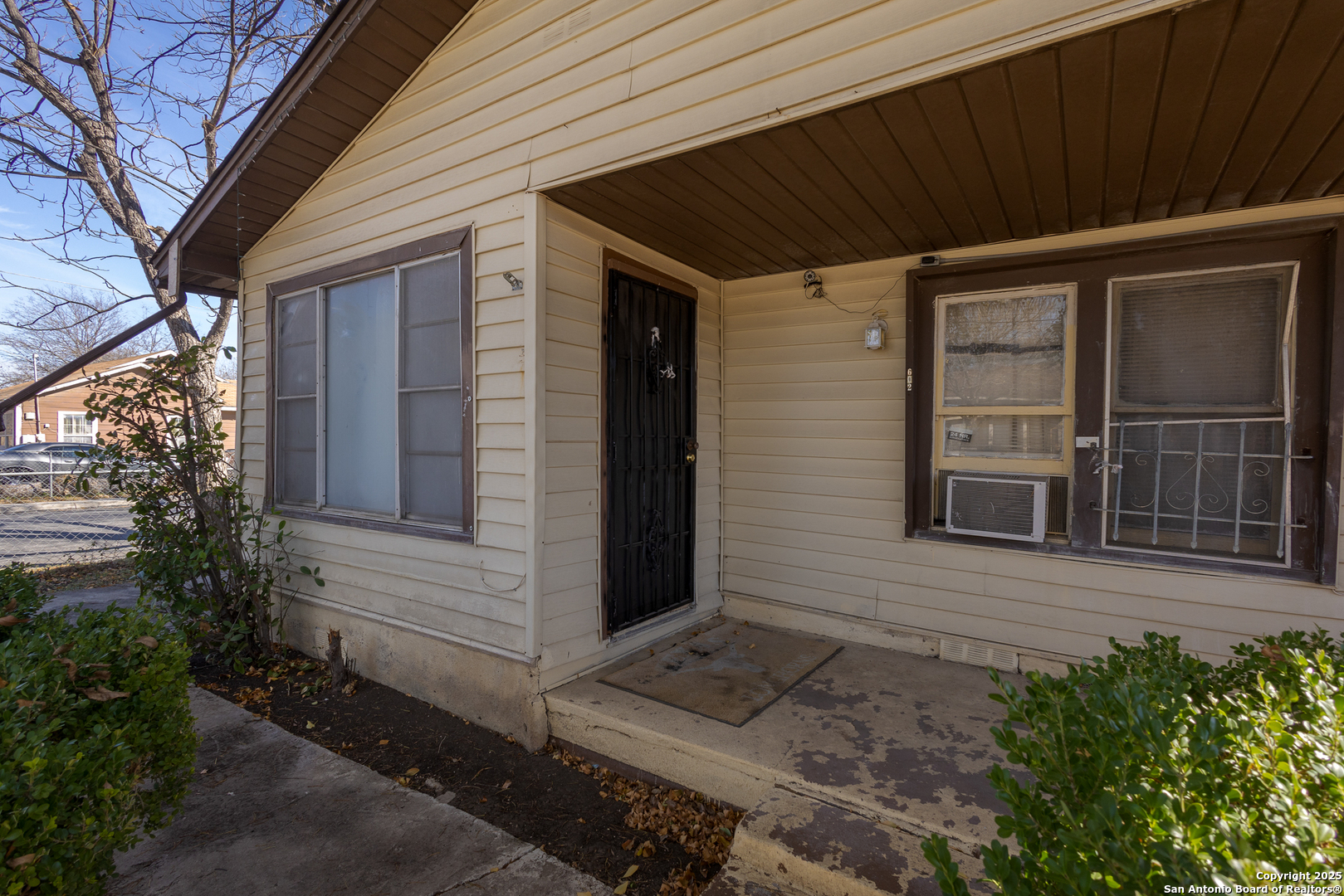 602 S San Ignacio