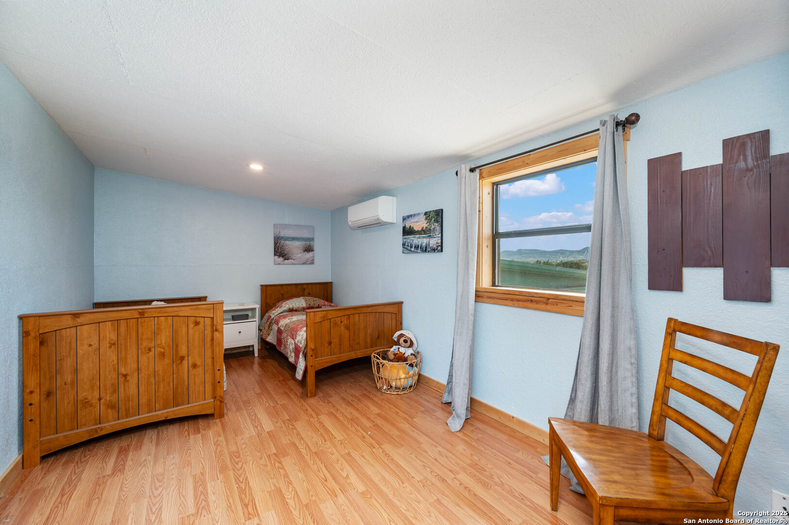 728 Upper Moffett