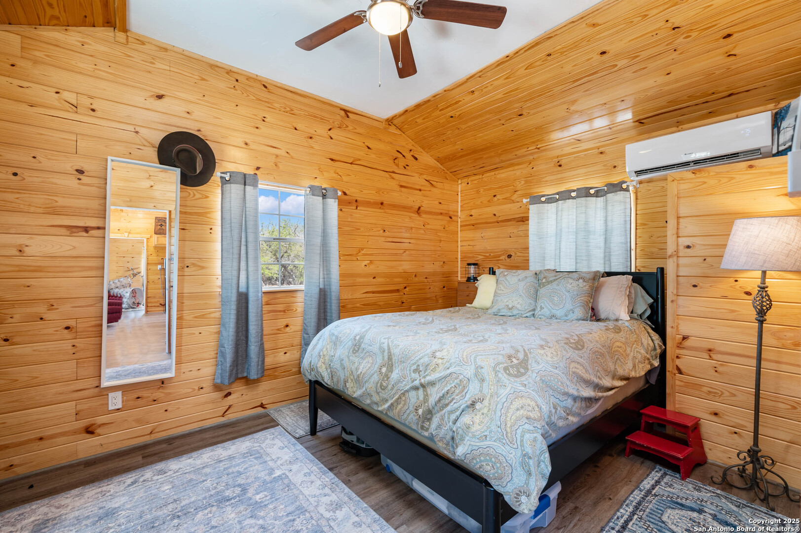 728 Upper Moffett