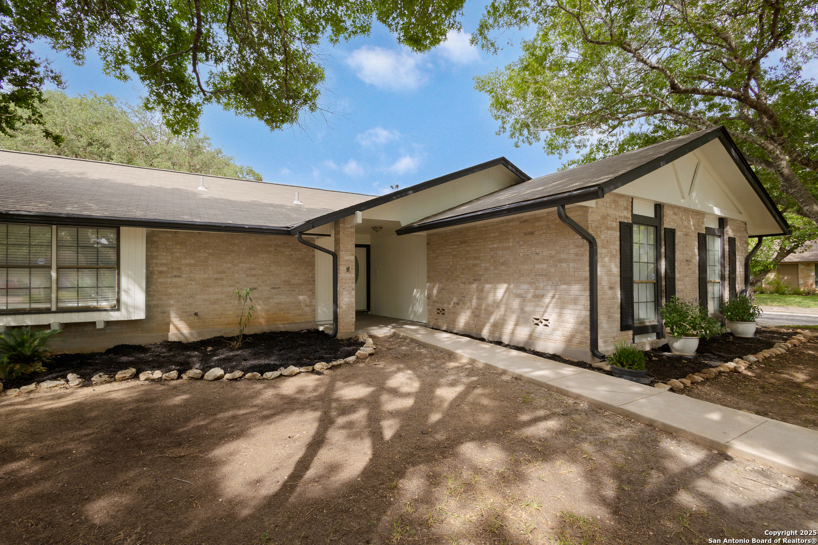 2611 Circle Tree