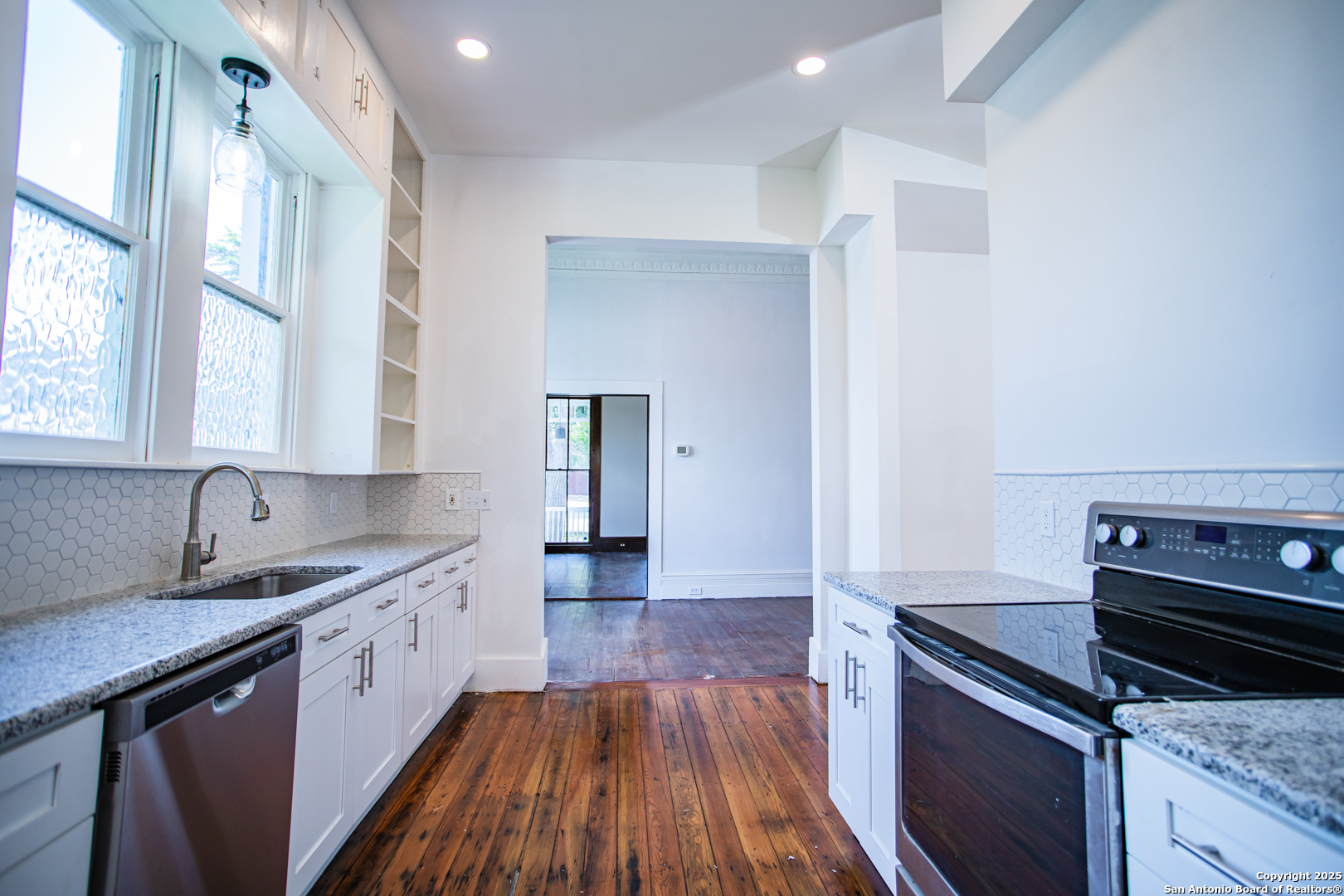 627 E Guenther