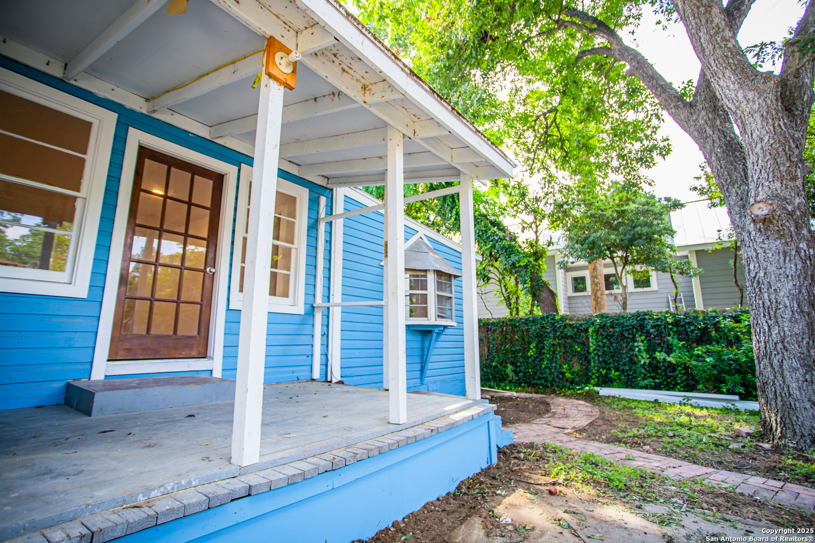 627 E Guenther