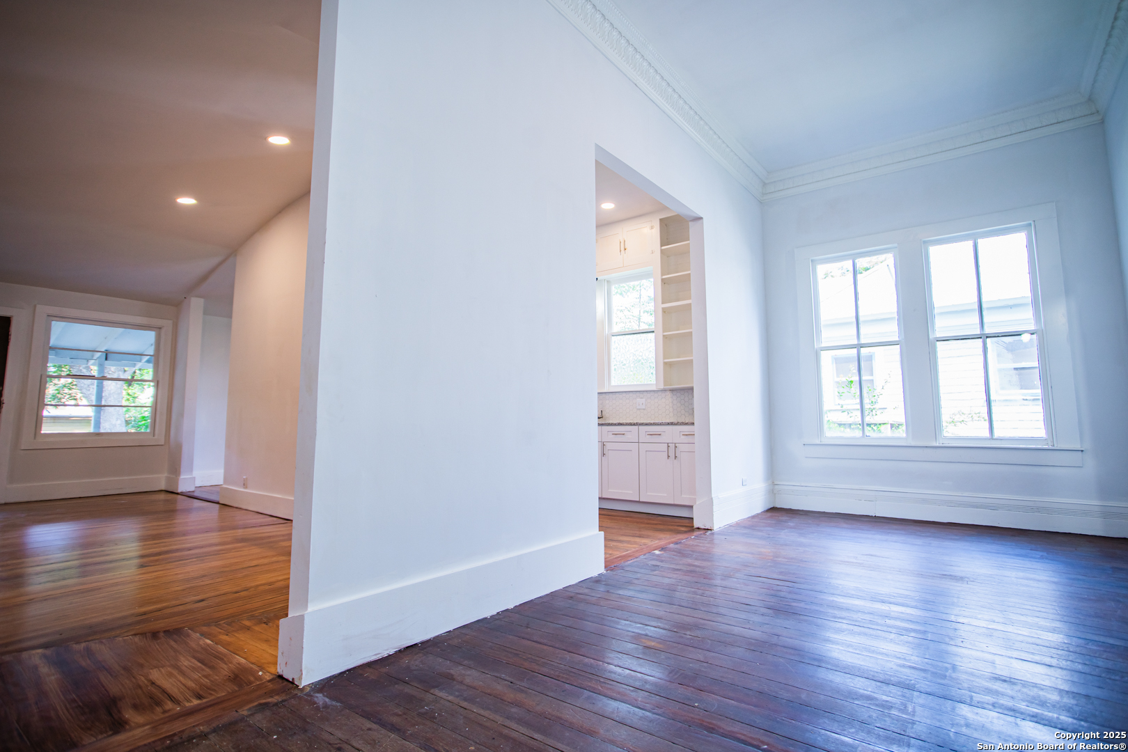 627 E Guenther
