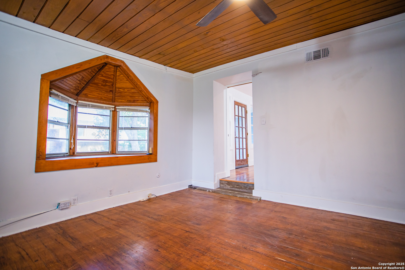 627 E Guenther