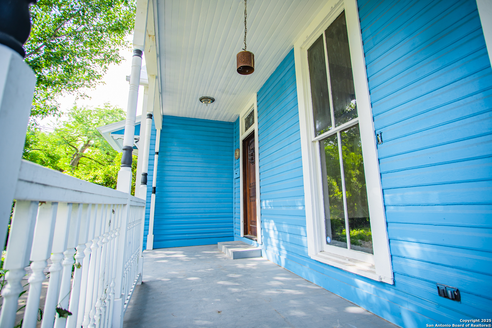 627 E Guenther