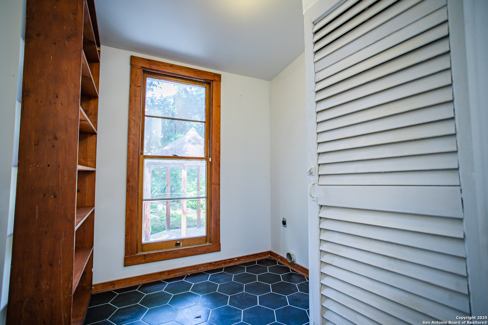 627 E Guenther