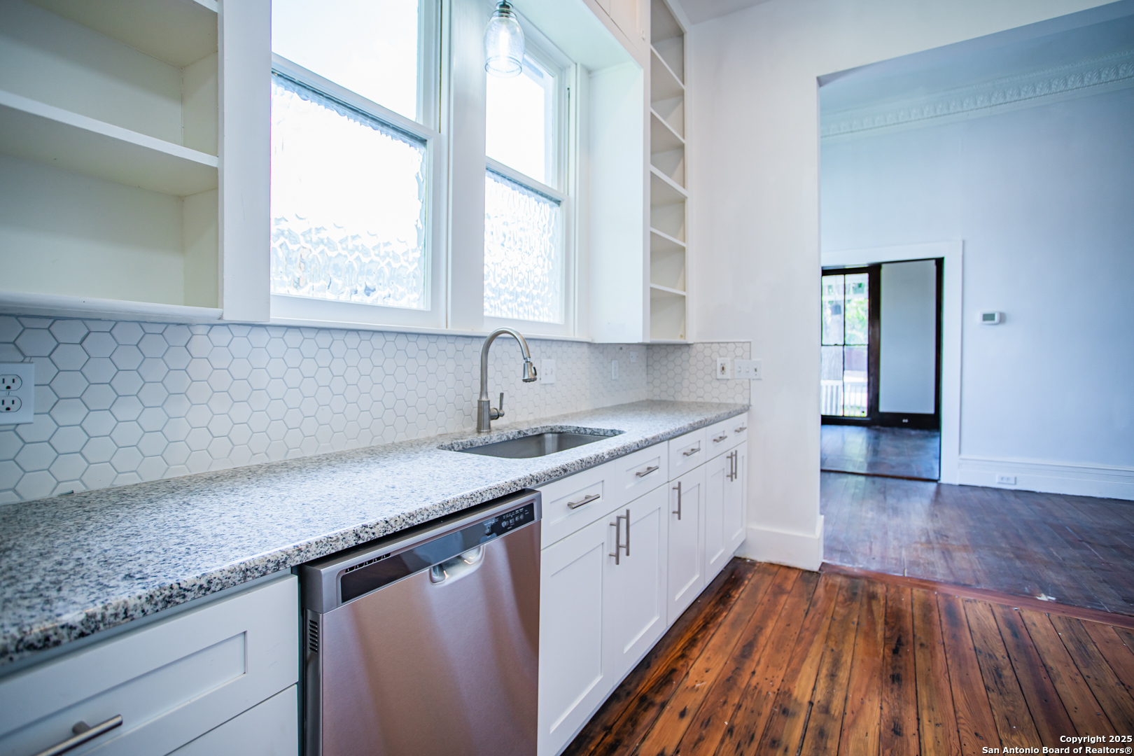 627 E Guenther