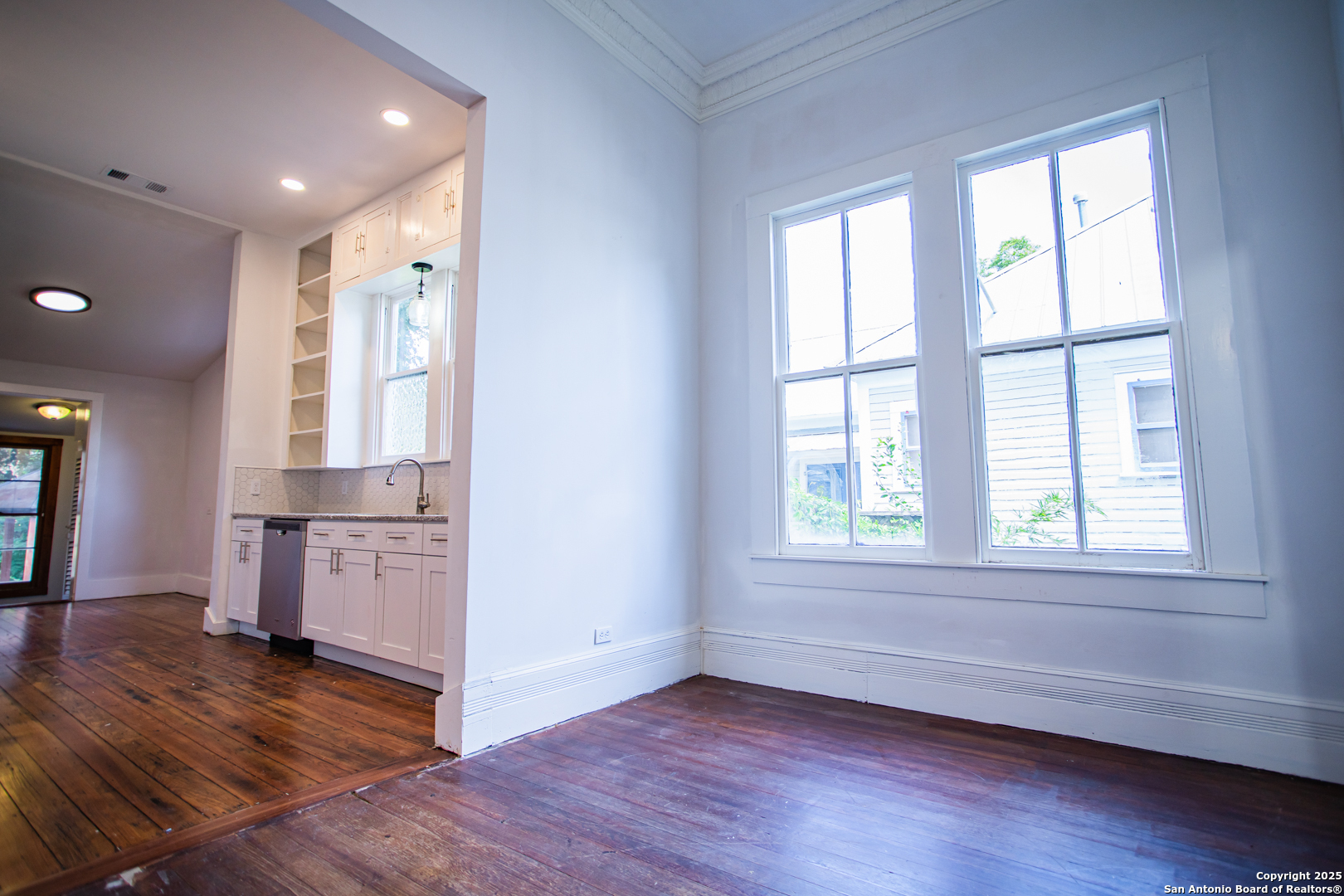 627 E Guenther