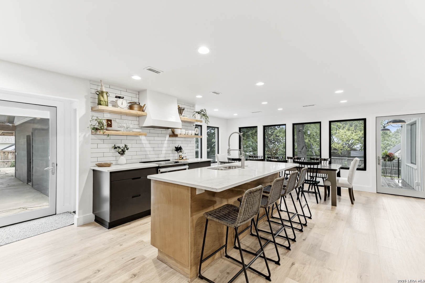 120 W Hosack St