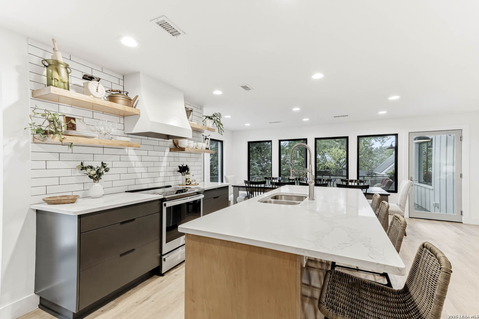 120 W Hosack St