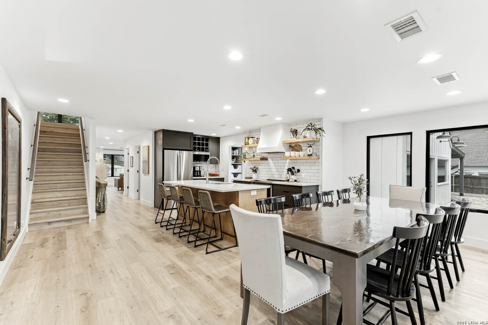 120 W Hosack St