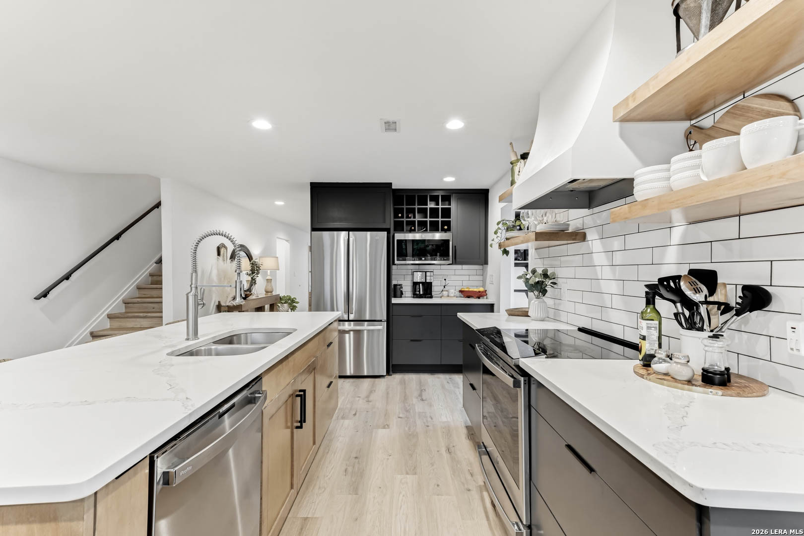 120 W Hosack St