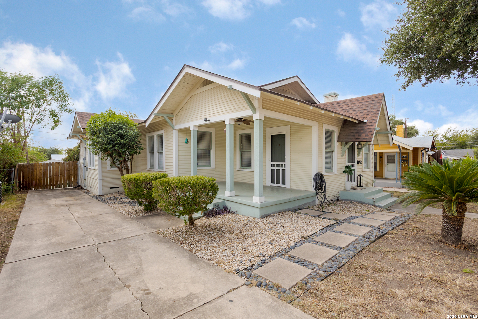 624 W AGARITA AVE