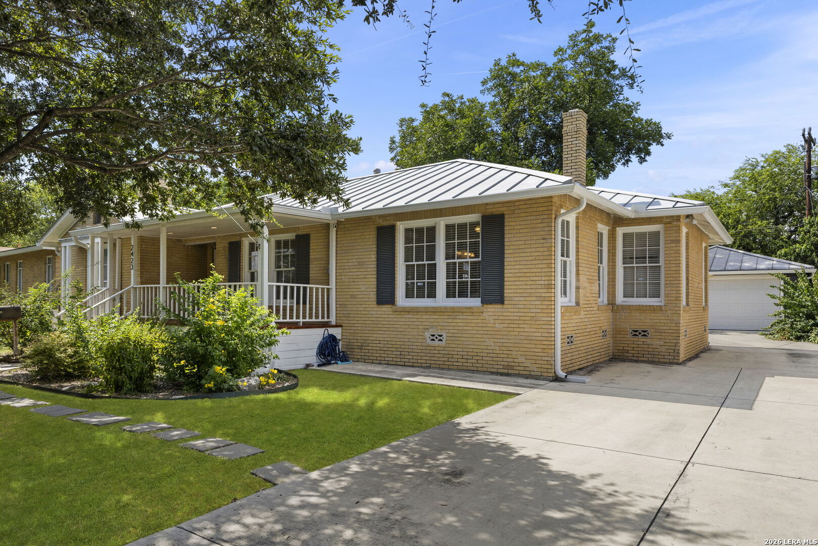 2423 W SUMMIT AVE