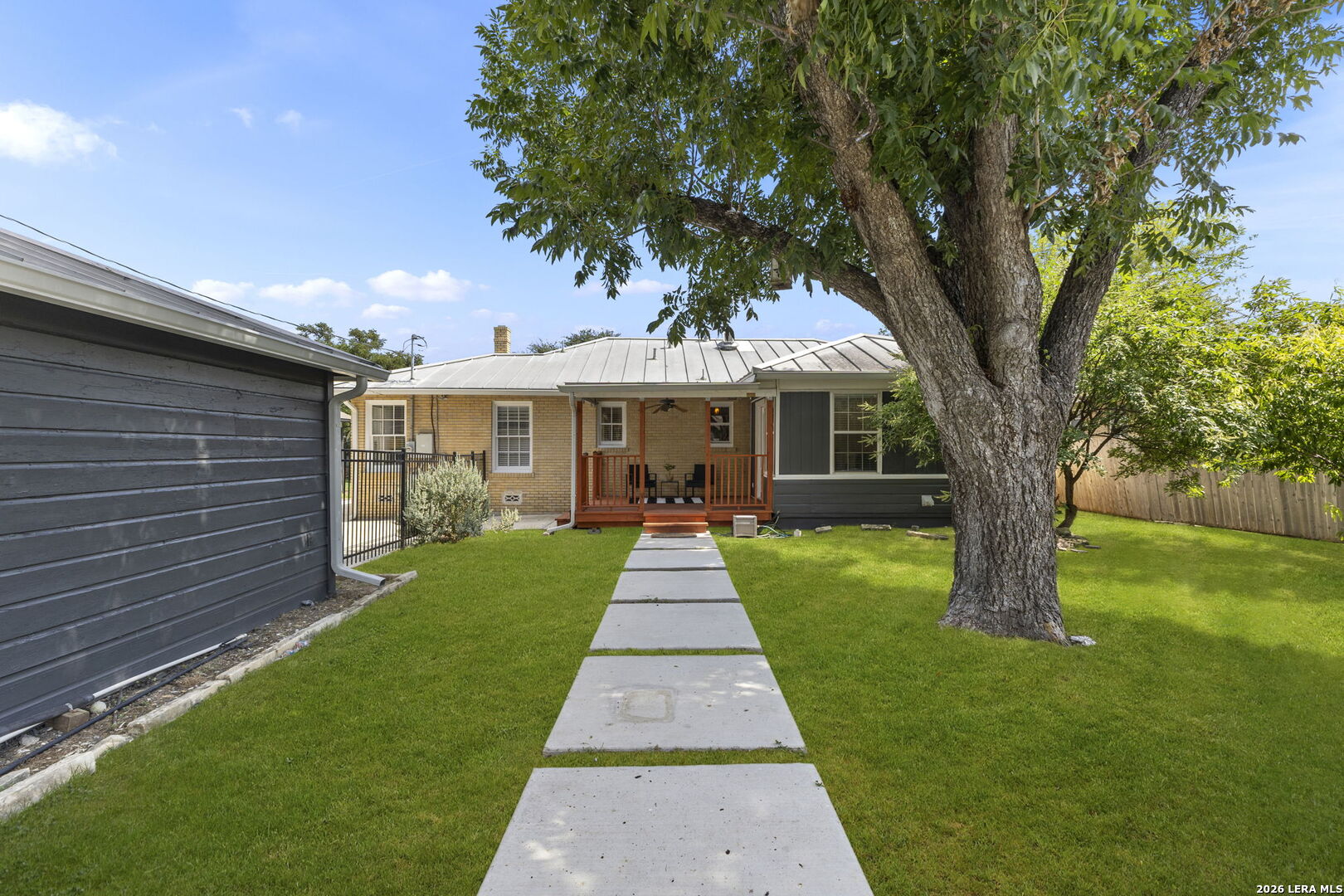 2423 W SUMMIT AVE