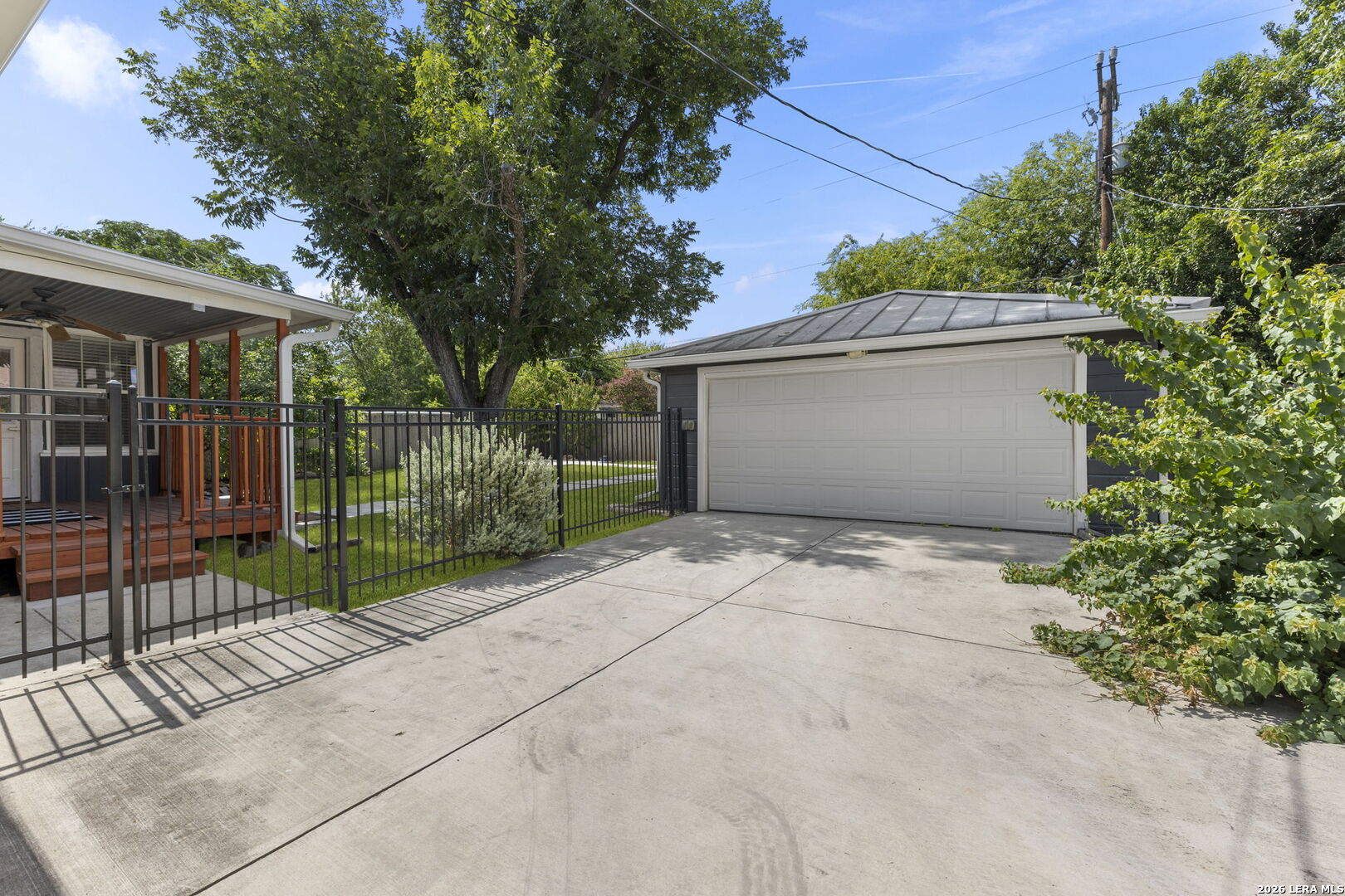 2423 W SUMMIT AVE