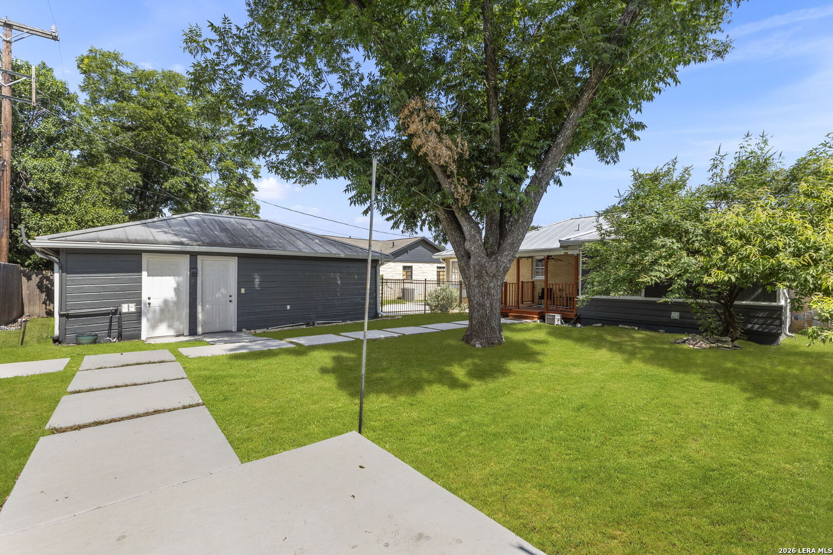 2423 W SUMMIT AVE