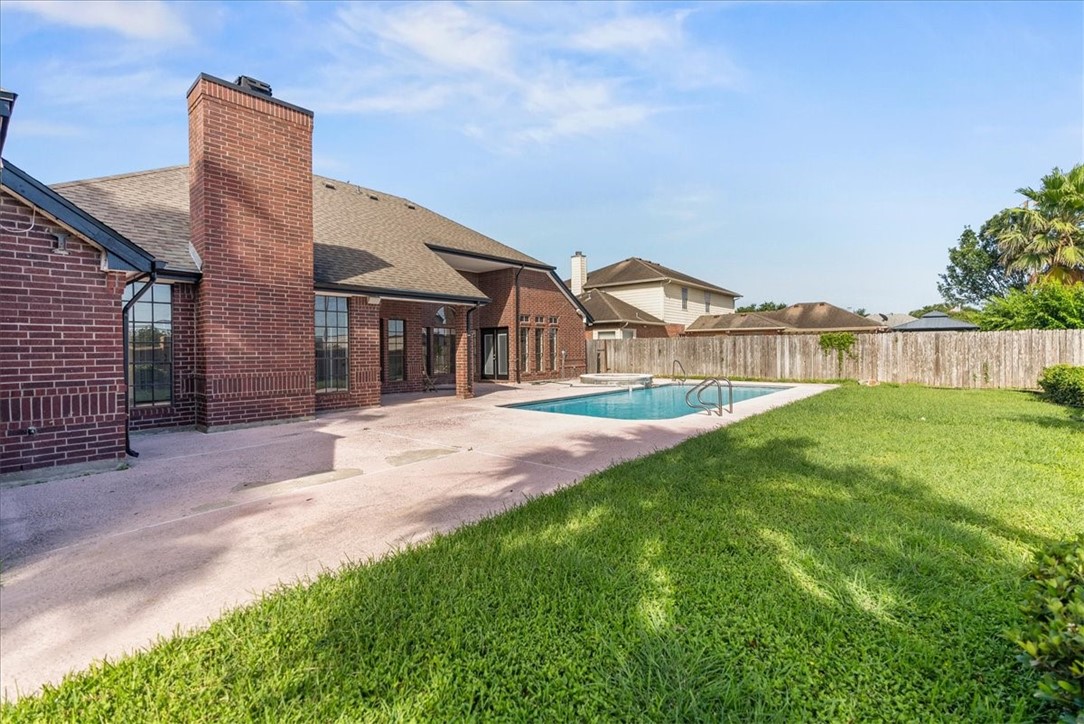 5913 Woodmere Dr