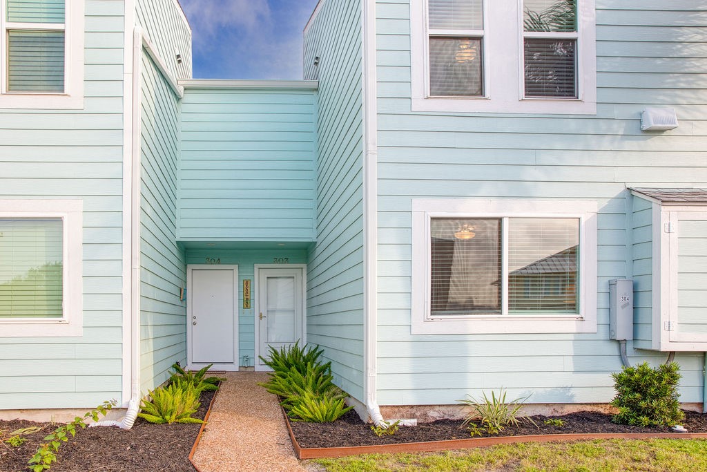 303 Nassau Dr