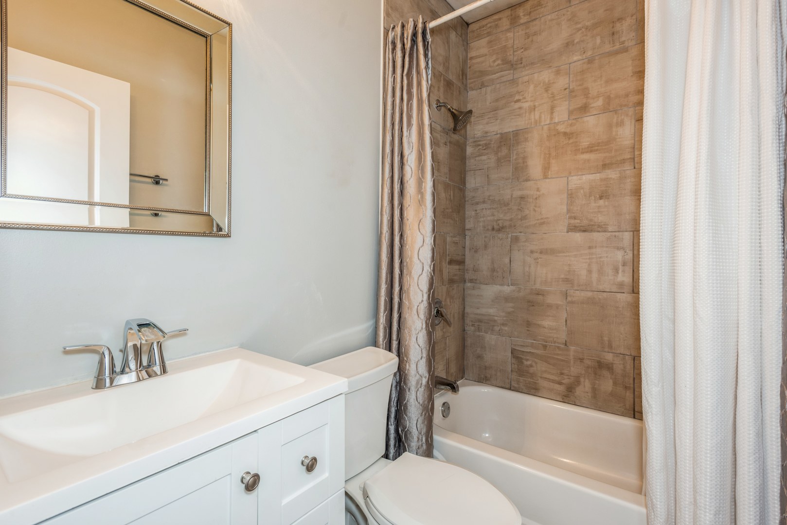 2121 W Division Street Unit: 4
