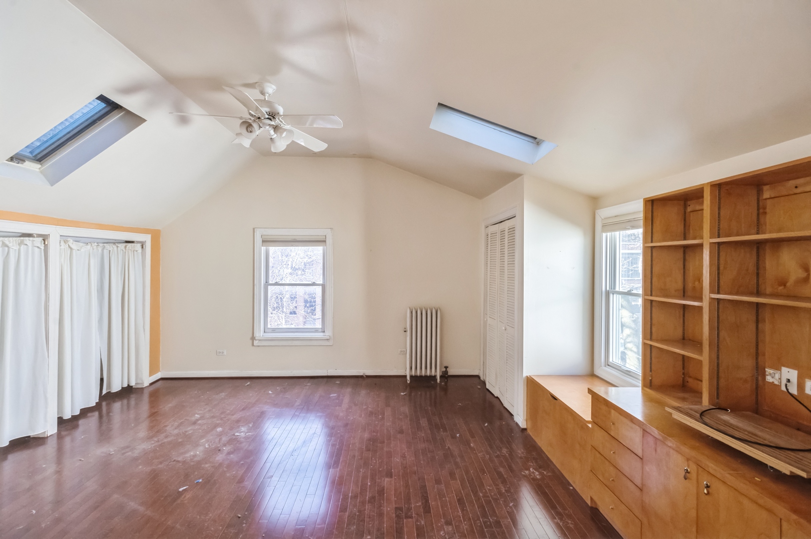 2743 N Seminary Avenue