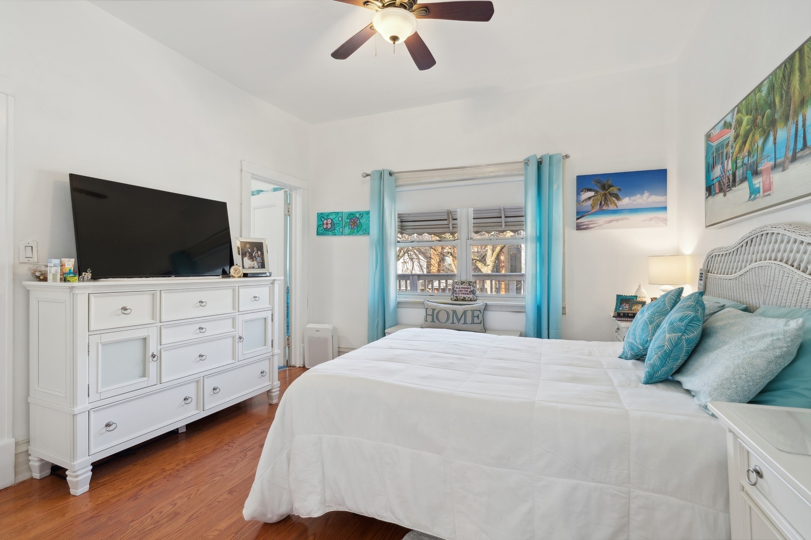 1907 W CUYLER Avenue