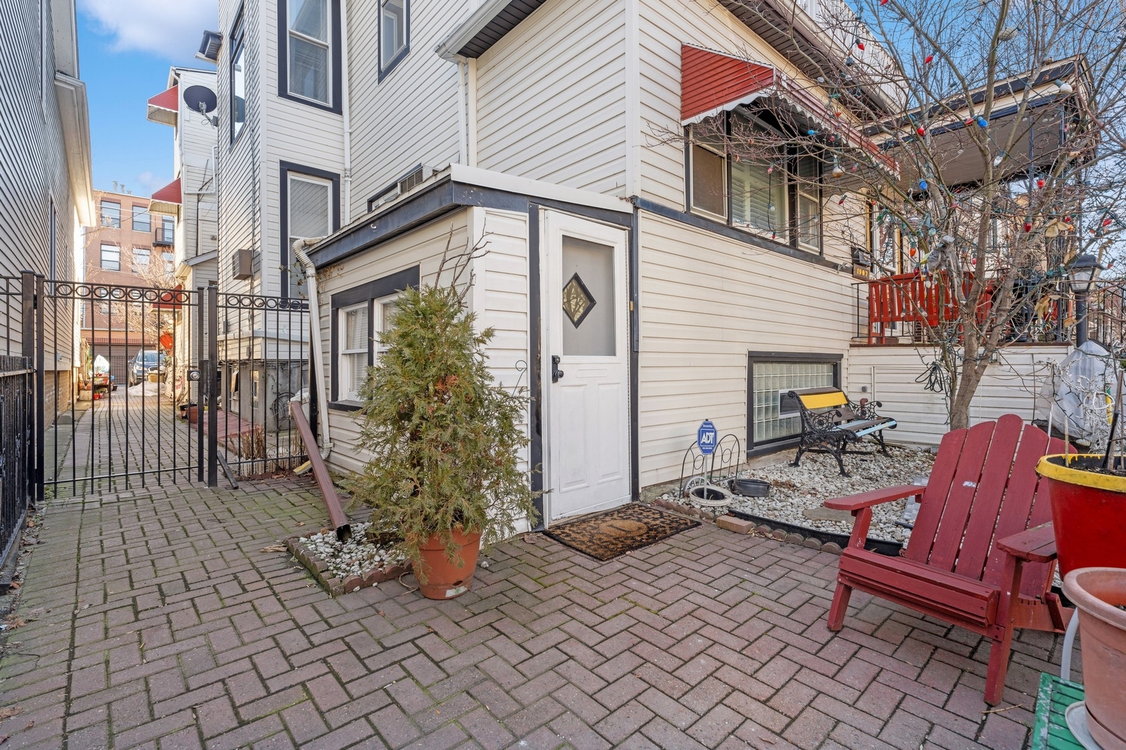 1907 W CUYLER Avenue