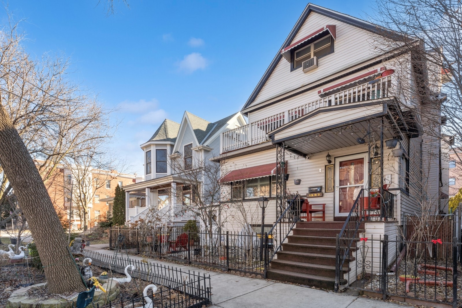 1907 W CUYLER Avenue