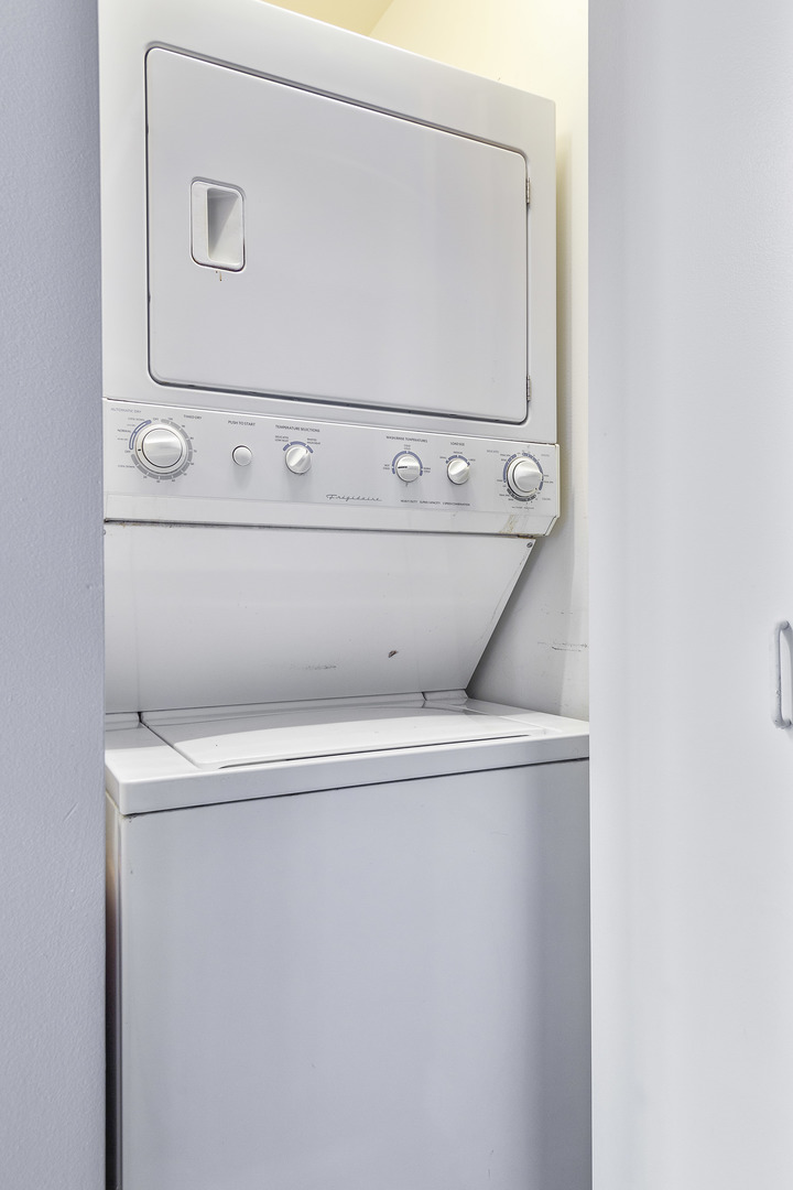 20 N State Street Unit: 807