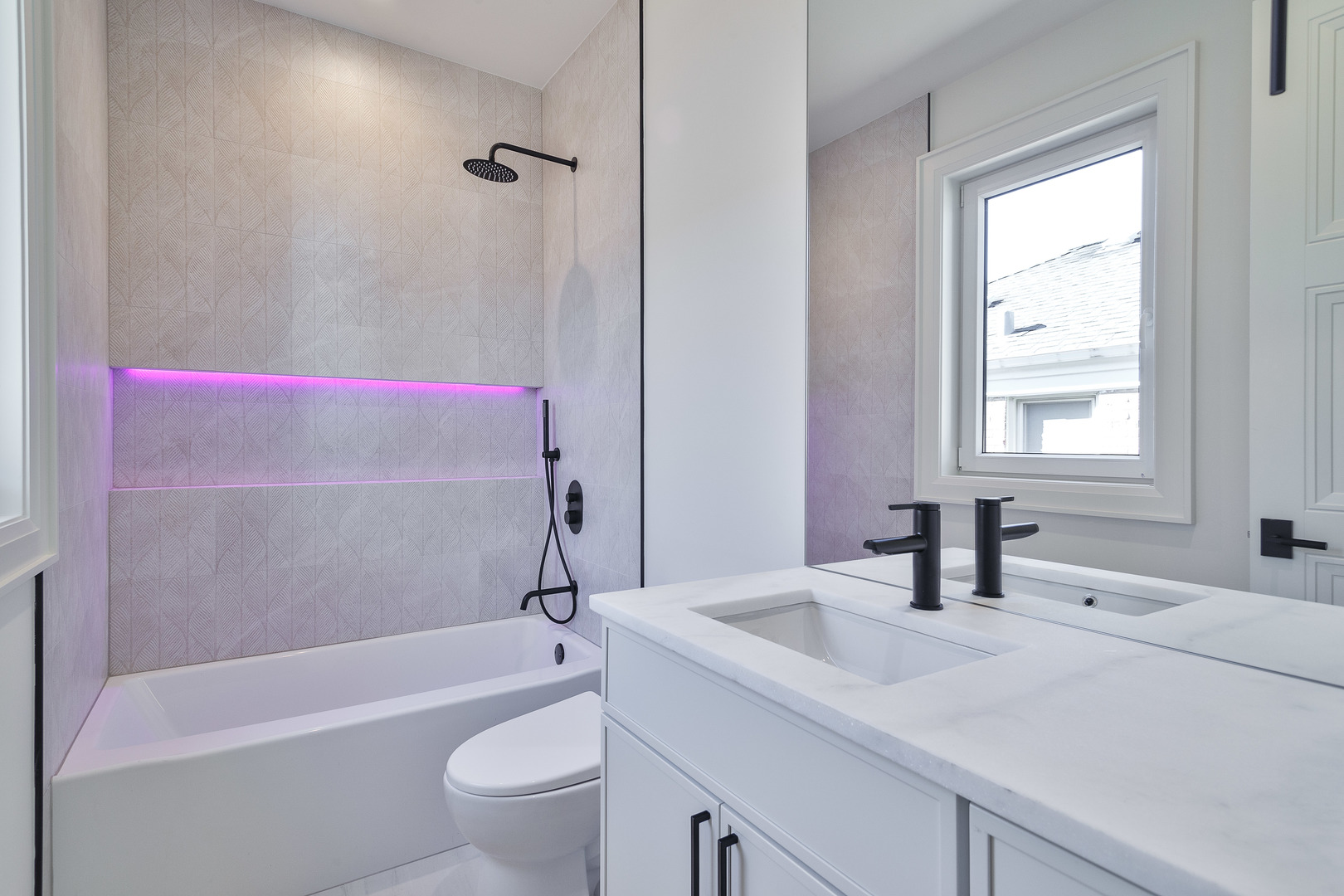 1633 W Balmoral Avenue