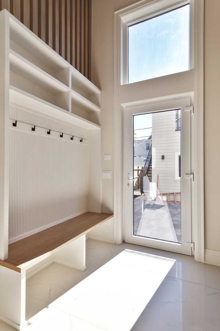 1633 W Balmoral Avenue