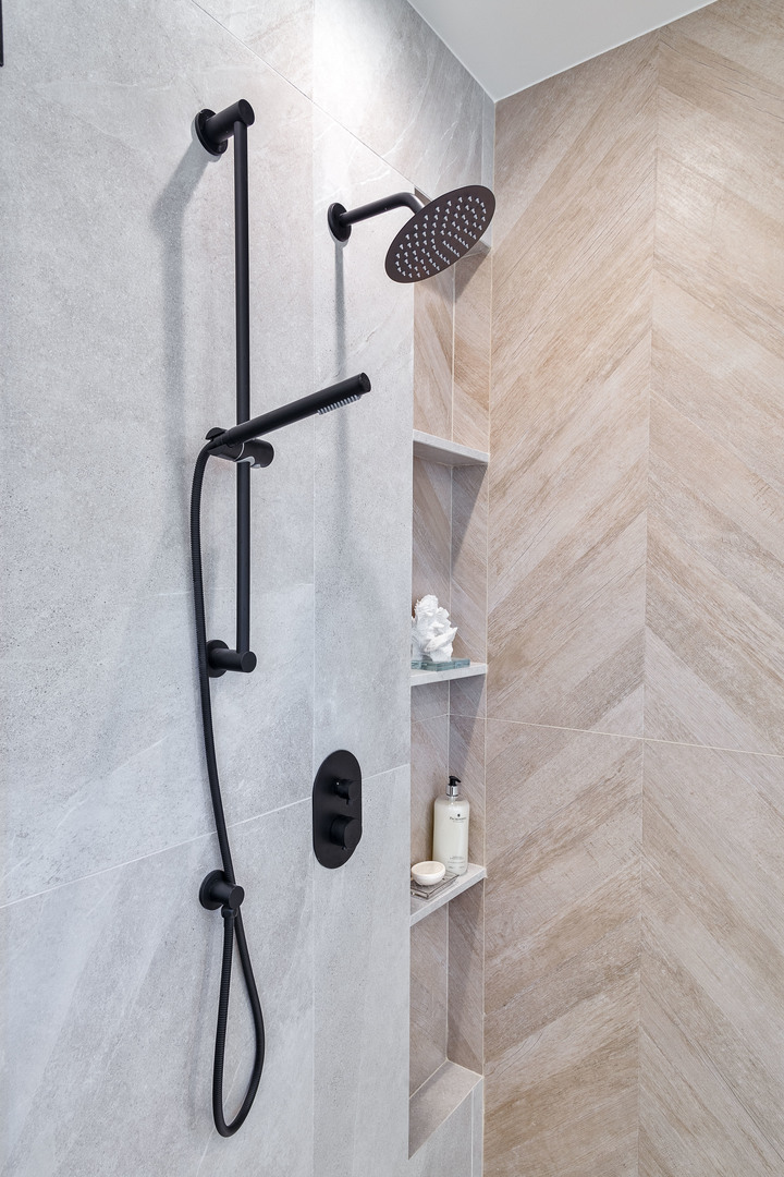 1633 W Balmoral Avenue