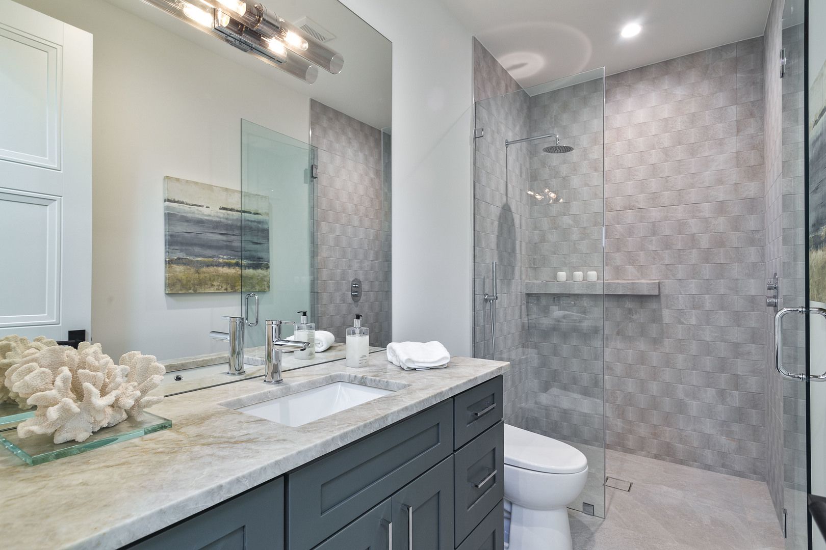 1633 W Balmoral Avenue