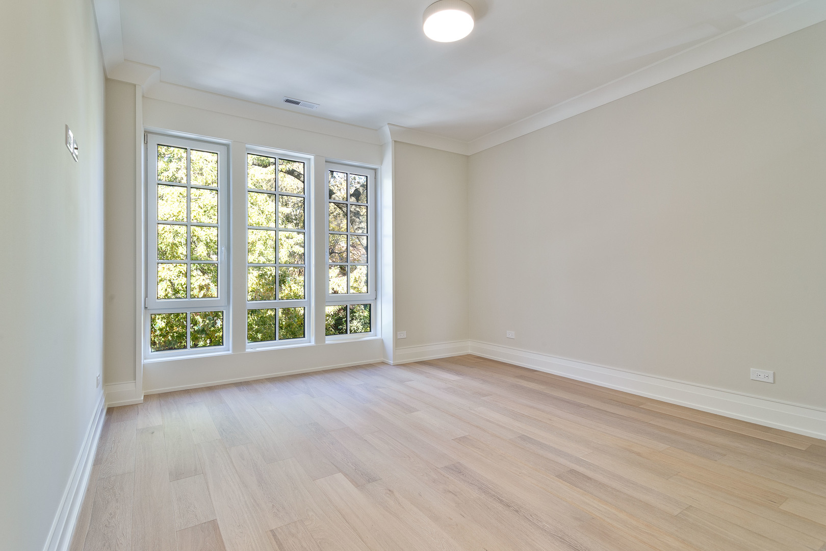 1633 W Balmoral Avenue