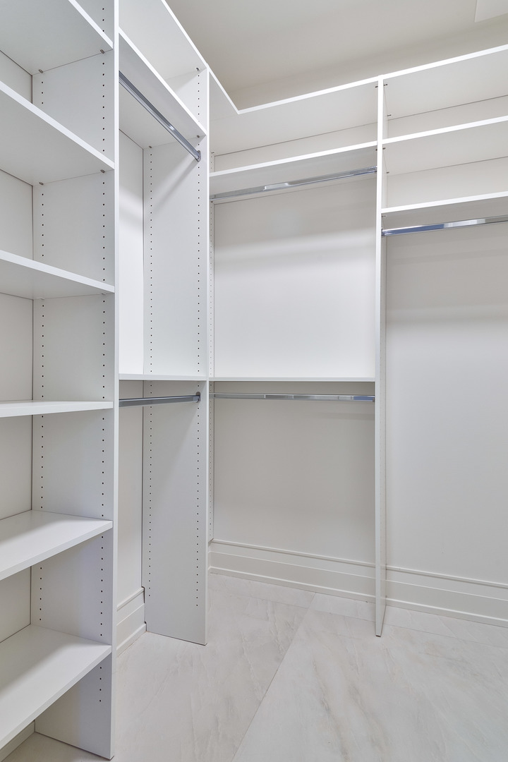 1633 W Balmoral Avenue