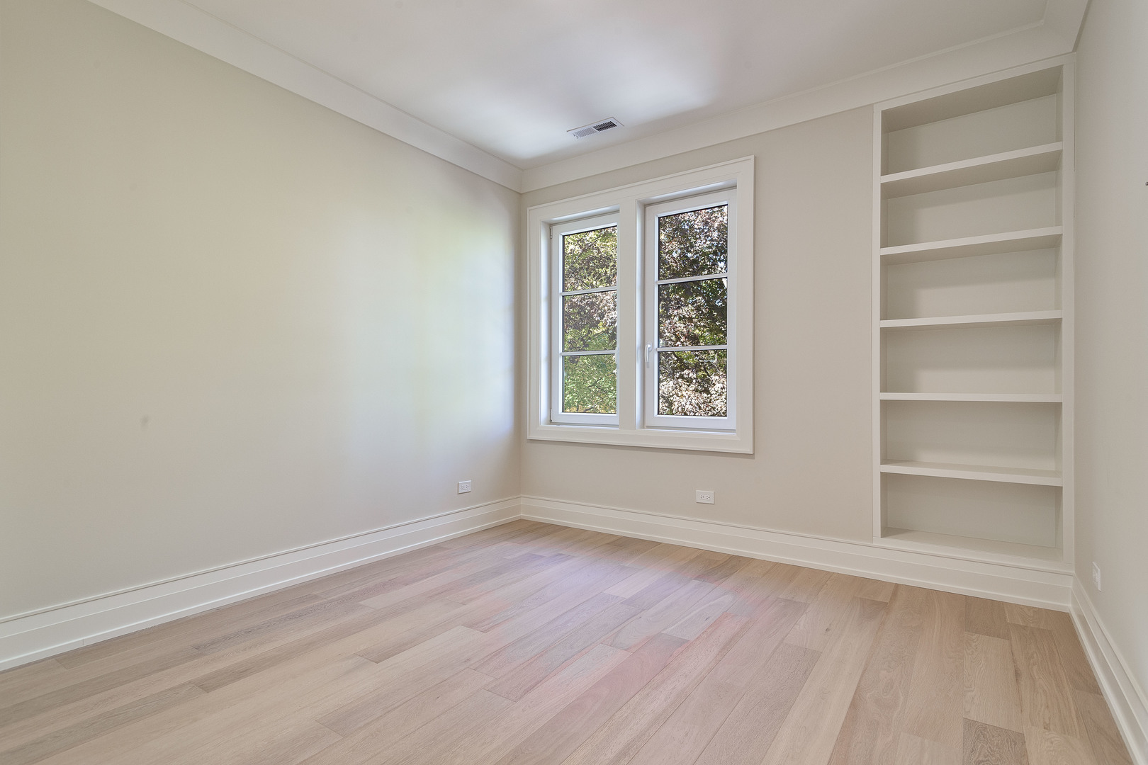 1633 W Balmoral Avenue