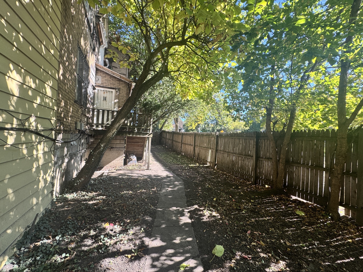 1812 N whipple Avenue