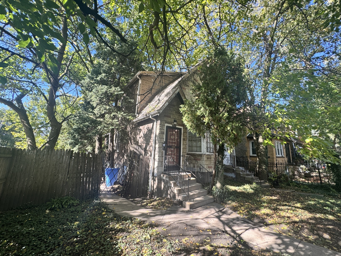 1812 N whipple Avenue