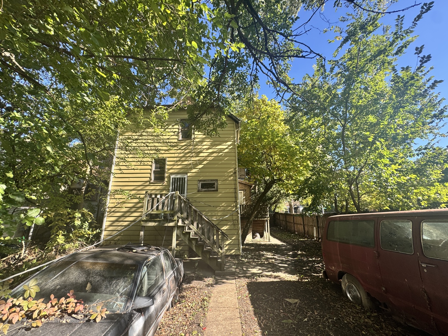 1812 N whipple Avenue