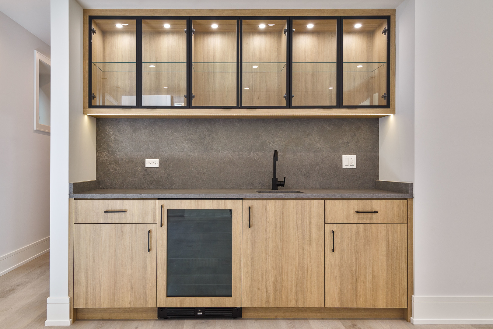 1907 W Wolfram Street