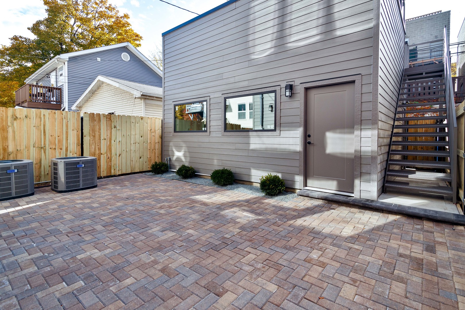 1907 W Wolfram Street