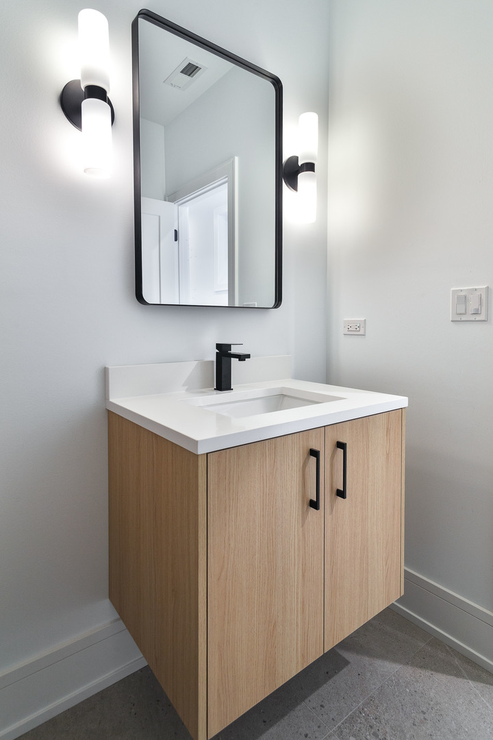 1907 W Wolfram Street