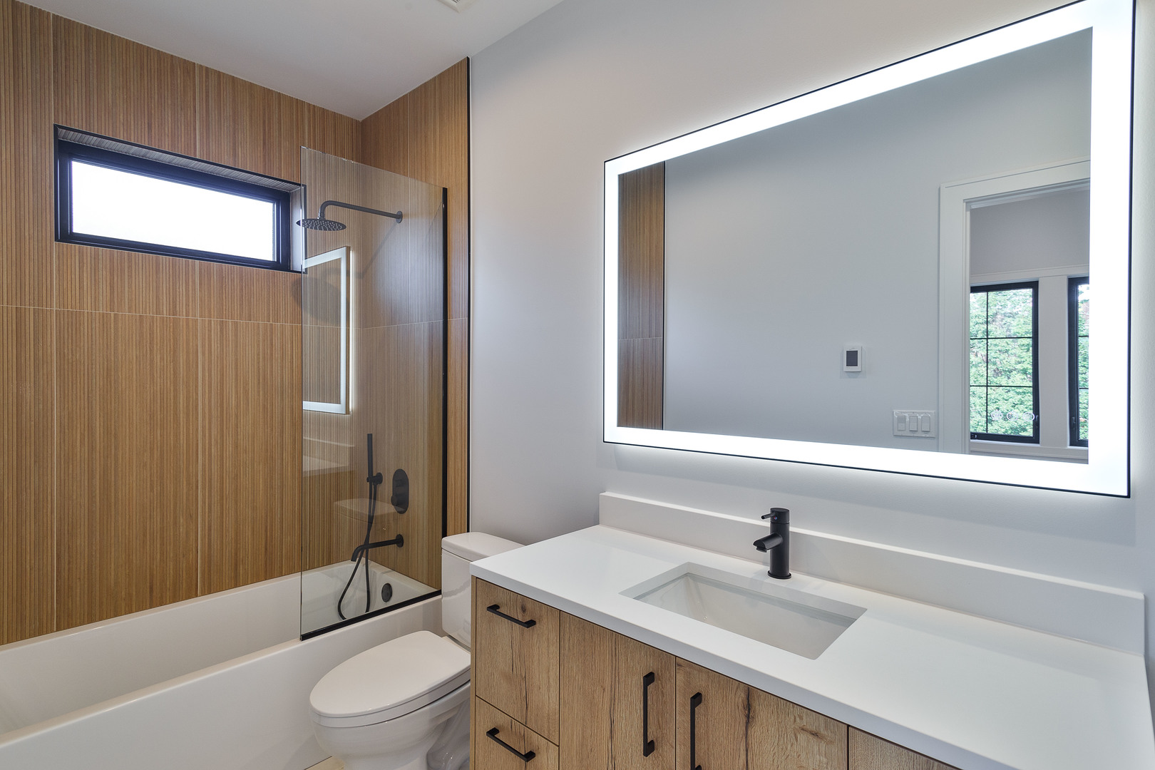 1907 W Wolfram Street